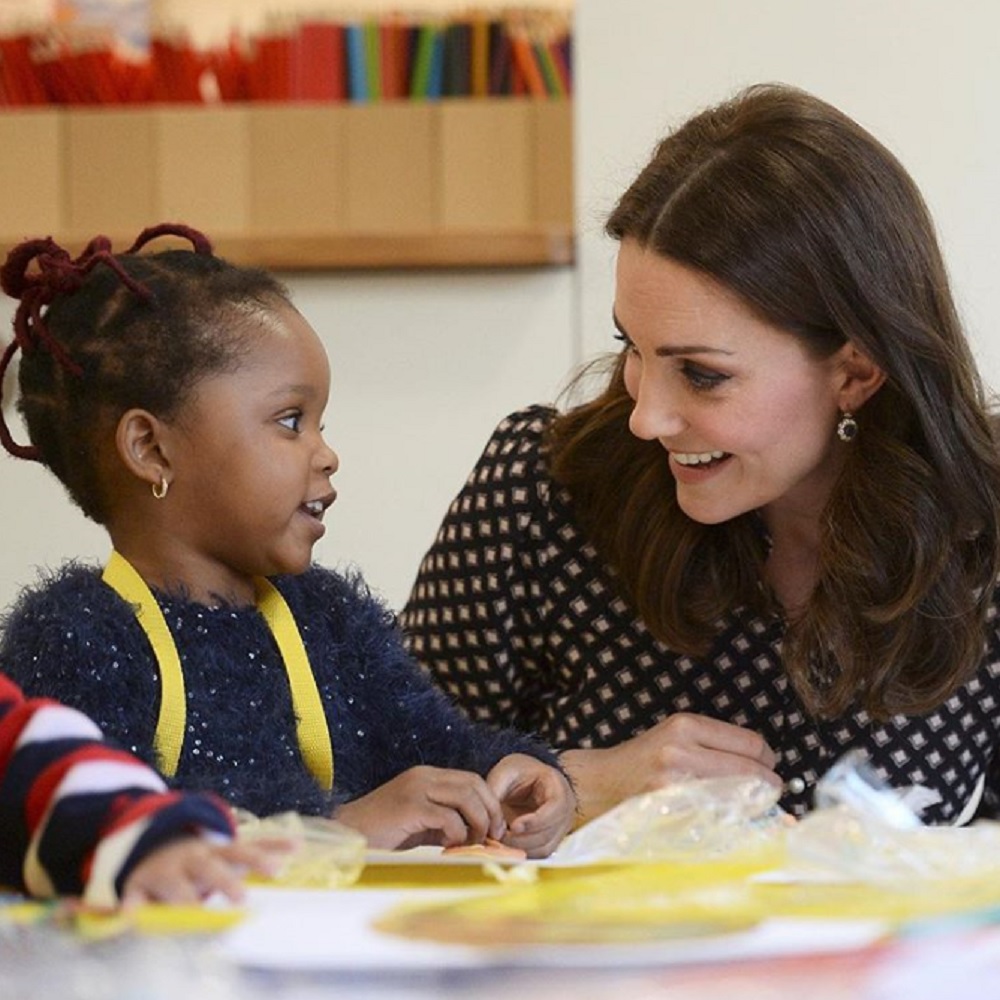 王室マナーをしっかり守るキャサリン妃（画像は『Kensington Palace　2017年11月28日付Instagram「Today The Duchess of Cambridge visited the Foundling Museum in London to find out more about the Museum’s history.」』のスクリーンショット）