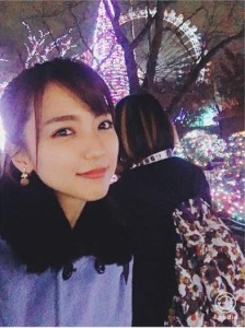 イルミネーションを背にする真野恵里菜（画像は『Erina Mano　2017年11月29日付Instagram「親友とディズニーランドホテルのシャーウッドガーデンでビュッフェ」』のスクリーンショット）