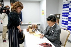 ファンにサインをする　花田優一氏