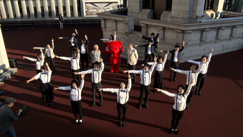 ダンスで祝福する社員たち