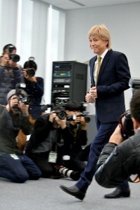 待ち構えた報道陣のフラッシュを浴びながら会見場に登場した小室哲哉