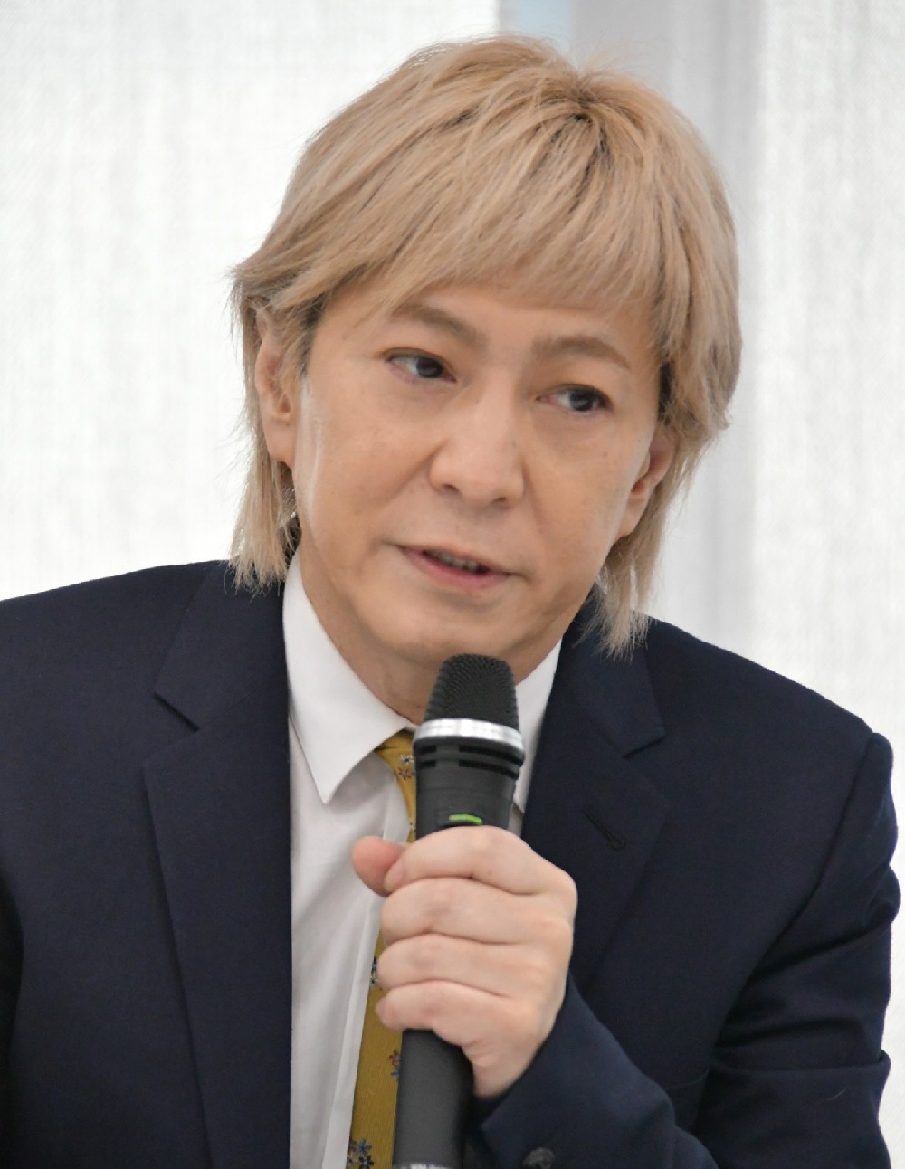 19日、引退会見での小室哲哉