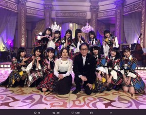 AKB48とコラボした武部聡志・加藤いづみ（画像は『HKT48　2018年2月20日付Twitter「「西川貴教の僕らの音楽」CSフジテレビNEXT AKB48、HKT48で収録！」』のスクリーンショット）