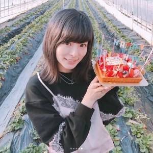 誕生日ケーキでお祝いしてもらったきゃりー（画像は『きゃりーぱみゅぱみゅ　2018年2月9日付Instagram「ひゃっほー！　いちご狩りきてまた誕生日のお祝いしてもらっちゃった幸せもの」』のスクリーンショット）