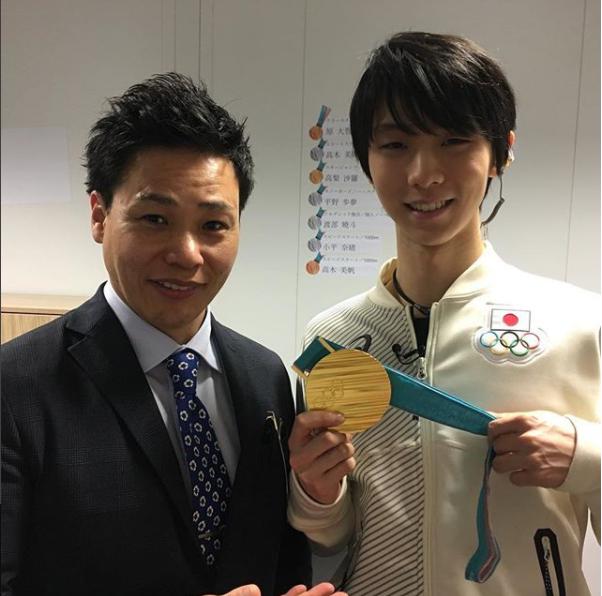 清水宏保氏と羽生結弦選手（画像は『清水宏保　2018年2月20日付Instagram「正解は、、、小平奈緒選手のメダルセレモニー終わってないからわかっちゃいますよね。」』のスクリーンショット）