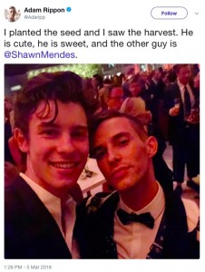 ショーン・メンデスとアダム・リッポン（画像は『Adam Rippon　2018年3月5日付Twitter「I planted the seed and I saw the harvest. He is cute, he is sweet, and the other guy is ＠ShawnMendes.」』のスクリーンショット）