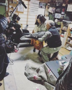 「ワニちゃん」を抱える橋本マナミ（画像は『橋本マナミ　2018年3月13日付Instagram「本物です。こたつに入っててかわいい」』のスクリーンショット）