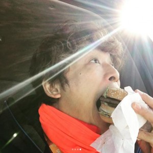 ハンバーガーを食べる香取慎吾（画像は『香取慎吾　2018年3月10日付Instagram「＃パラ駅伝 の来場者のみなさんが作ってくれた ＃千羽鶴 と共に ＃アイスホッケー を観戦しました！」』のスクリーンショット）