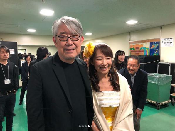 松本隆とアグネス・チャン（画像は『Takashi Matsumoto　2018年3月7日付Instagram「歌コンが終わって解放感満載の楽屋通路。」』のスクリーンショット）