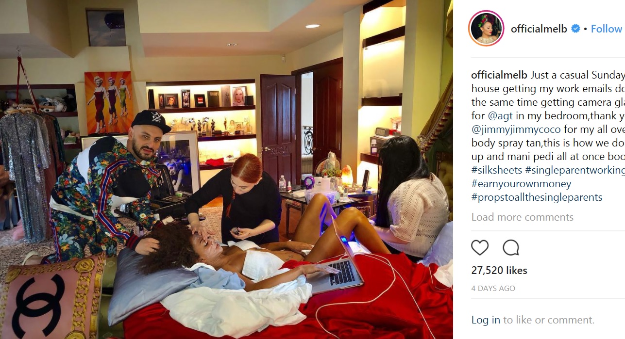 メラニー、あれもこれも同時進行で（画像は『Mel B　2018年3月11日付Instagram「Just a casual Sunday at my house getting my work emails done and at the same time getting camera glam ready for ＠agt in my bedroom」』のスクリーンショット）