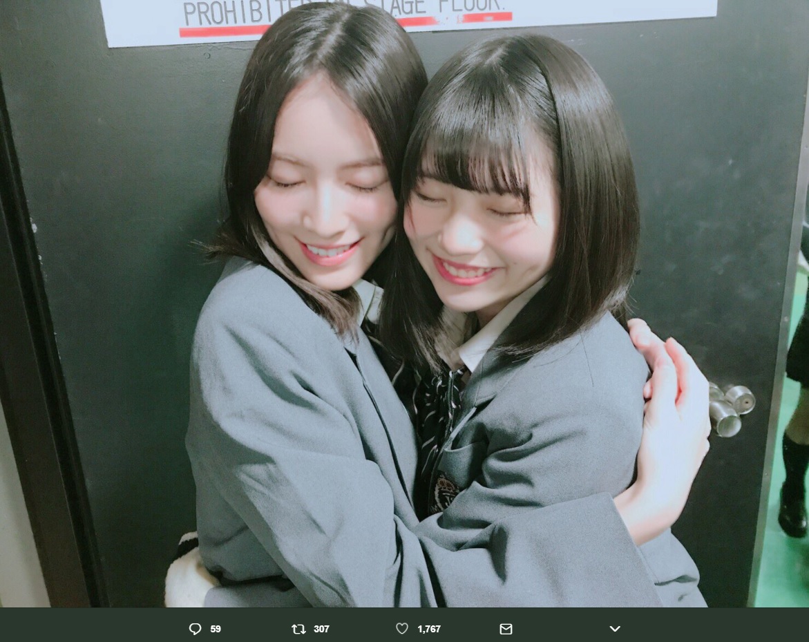 ハグする松井珠理奈と小畑優奈（画像は『小畑優奈　2018年3月13日付Twitter「＃うたコン ありがとうございました!!」』のスクリーンショット）