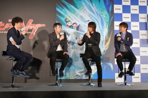 ガンダムシリーズについて話が弾む4人　左から小形尚弘氏、福井晴敏氏、浪川大輔、濱口優