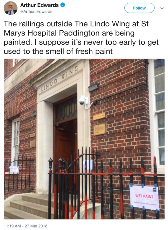 キャサリン妃入院を前に、ペンキが塗られた「リンド・ウィング」（画像は『Arthur Edwards　2018年3月27日付Twitter「The railings outside The Lindo Wing at St Marys Hospital Paddington are being painted.」』のスクリーンショット）