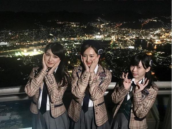 長崎の夜景に酔いしれるHKT48（画像は『【公式】優光泉×HKT48 ＃九州まわるっ隊！　2018年4月12日付Instagram「1000万ドルの夜景が見える稲佐山」』のスクリーンショット）