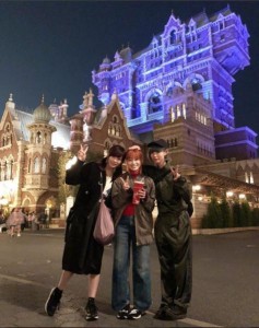 東京ディズニーシーを楽しむ3人（画像は『きゃりーぱみゅぱみゅ　2018年4月3日付Instagram「春休みとゆうことを完全に忘れて混んでるディズニーシーに3人で来てしまいました！」』のスクリーンショット）