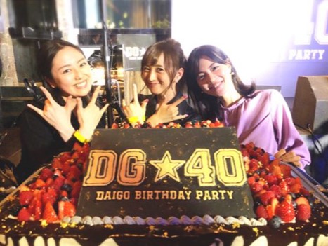 大きなバースデーケーキの前で（画像は『小松彩夏　2018年4月23日付Instagram「DAIGOさんの誕生日パーティー『DG★40』に戦士のみんなと参加して来ました★」』のスクリーンショット）