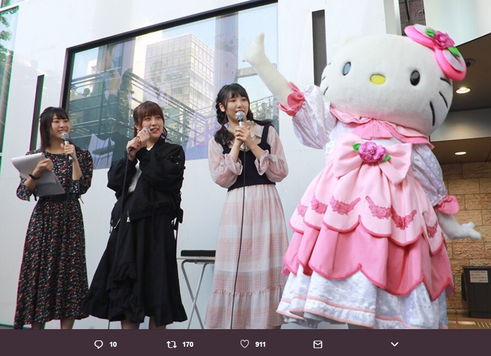 ラジオ公開収録でのSKE48とキティちゃん（画像は『SKE48支配人 湯浅洋　2018年5月4日付Twitter「サンシャイン栄B1グランドキャニオン広場にて CBCラジオ観覧車へようこそ!!～公開収録～を行いました！」』のスクリーンショット）