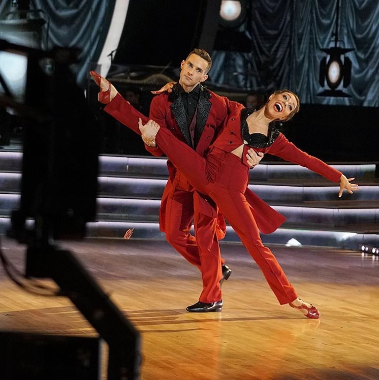 満点の30点を獲得したアダム＆ジェナ（画像は『Dancing with the Stars　2018年5月22日付Instagram「We don’t know what’s better - ＠adaripp’s reaction or ＃teamjustfriends getting ALL 10’s!」』のスクリーンショット）