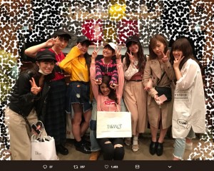 宮澤佐江「My HOMEが同じメンバーたち　みんな卒業おめ」：黄色のシャツが酒井萌衣（画像は『宮澤佐江　2018年5月12日付Twitter「＃舞台HOME 観劇してきました」』のスクリーンショット）