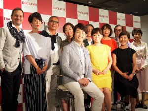 ベストカップル各年代の受賞者たちと「DoCLASSE」代表取締役・林恵子氏と有村昆・丸岡いずみ夫妻