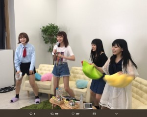 カラオケを楽しむHKT48の4人（画像は『SHOWROOM　2018年6月22日付Twitter「『＃猫舌SHOWROOM』金曜日は ＃指原莉乃 の「指カラ-sashikara-」』のスクリーンショット）