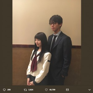 浜辺美波と竹内涼真（画像は『竹内涼真　2018年5月30日付Twitter「8月1日…待ち遠しい…」』のスクリーンショット）