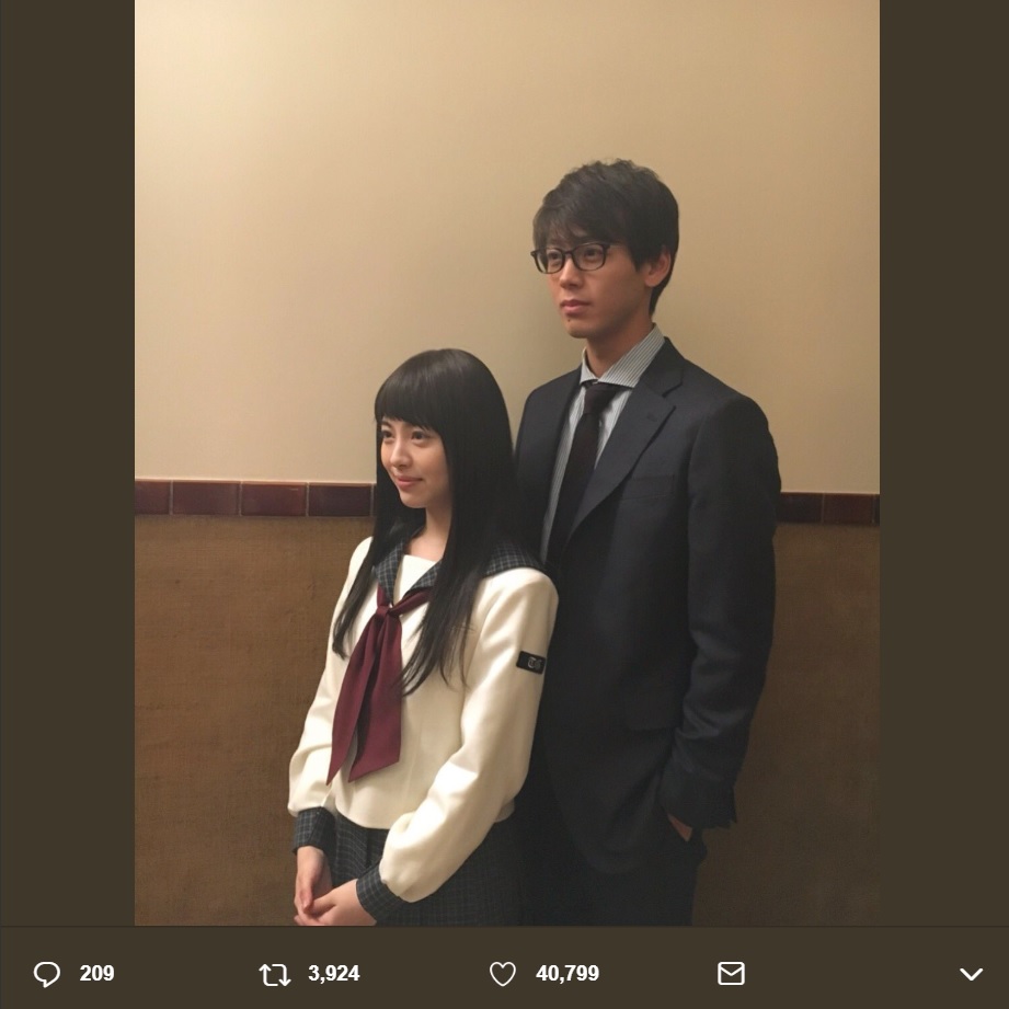 浜辺美波と竹内涼真（画像は『竹内涼真　2018年5月30日付Twitter「8月1日…待ち遠しい…」』のスクリーンショット）