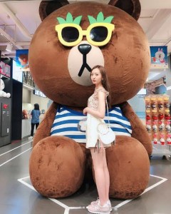 “デカブラウン”と背比べする森保まどか（画像は『森保まどか　2018年7月5日付Instagram「LINE FRIENDS STORE」』のスクリーンショット）