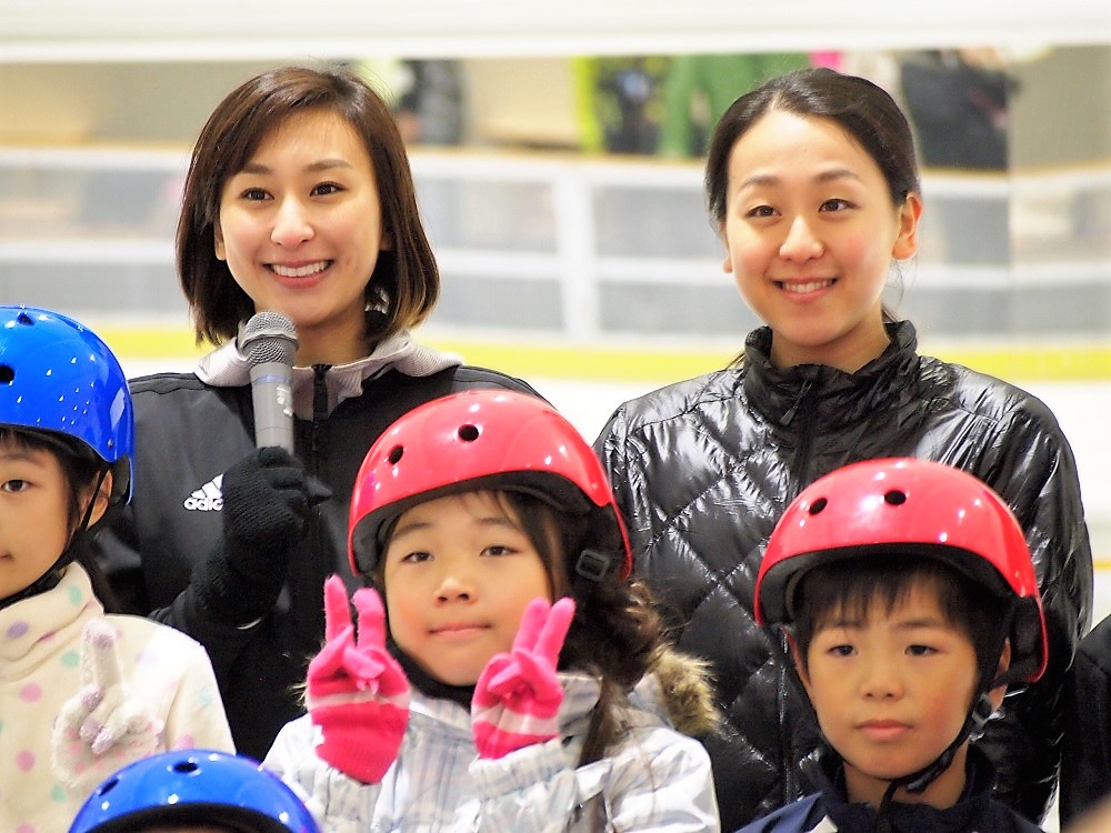 子供たちとの撮影に応じた浅田真央・浅田舞姉妹