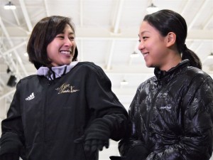 楽し気に語る浅田真央・浅田舞姉妹