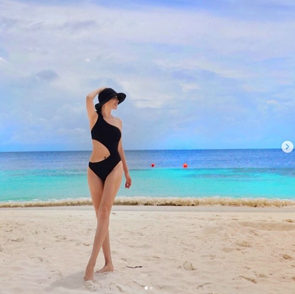 お気に入りの水着を着たアンミカ（画像は『Mika Ahn　2018年8月19日付Instagram「すごくお気に入りの calzedonia の水着は、赤と二枚買い」』のスクリーンショット）