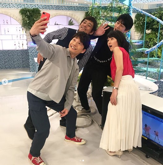 「写真は体操の時間に撮ってるんですね」と指摘も（画像は『NHKあさイチ　2018年8月24日付Instagram「おうみです。星野源さんのひと言ひと言…何でこんなに癒やされるんだぁぁぁ」』のスクリーンショット）