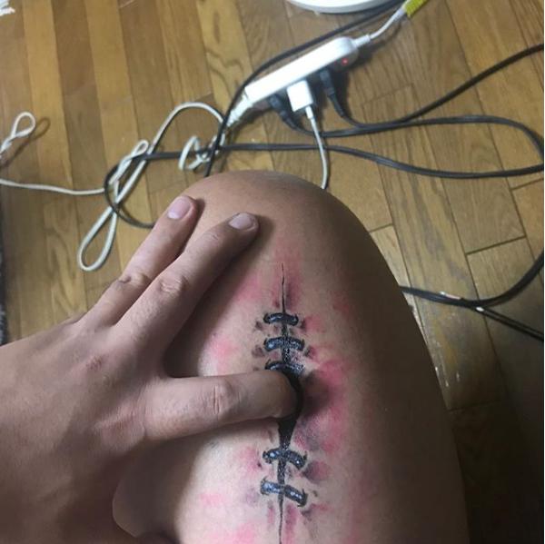 ジェラードン西本の指が傷口に入っているように見える絵（画像は『ジェラードン にしもと　2018年8月17日付Instagram「｛閲覧注意｝原始人はだませるくらいまできたね」』のスクリーンショット）
