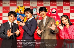 星野源、新田真剣佑、長谷川博己、浜辺美波（画像は『星野源 official　2018年9月3日付Twitter「本日出演が発表されたドコモの新CM発表会に星野源が登壇しました！」』のスクリーンショット）