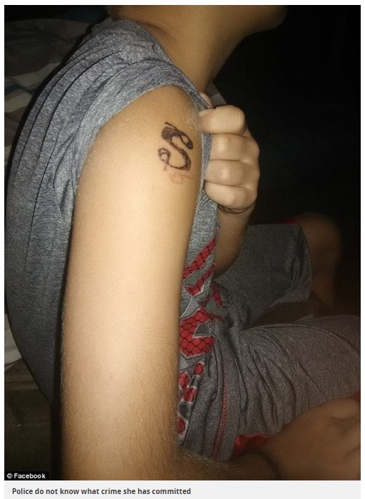 少年の右腕に彫られた「S」のタトゥー（画像は『Mirror　2018年9月27日付「Boy, 10, gets tattoo inked on his arm while sat on woman’s lap as his own mum films him」（Facebook）』のスクリーンショット）