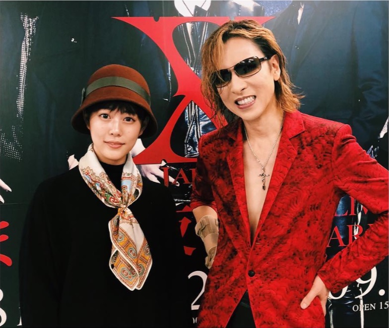 「上手く笑えず撃沈　笑」と高畑充希（画像は『高畑充希　2018年9月29日付Instagram「YOSHIKIさんと。エッックス！」』のスクリーンショット）