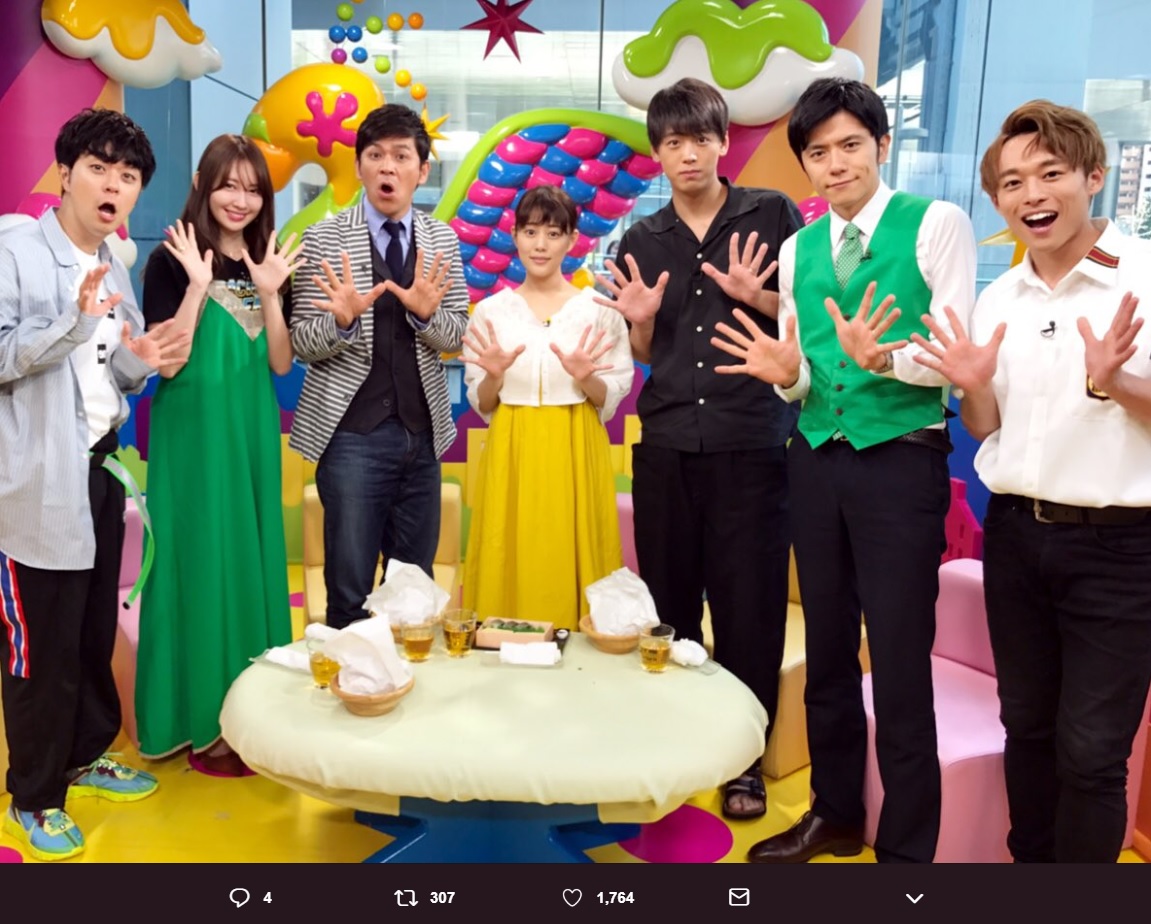 『PON！』水曜日レギュラーのヒャダイン、小嶋陽菜、MCの岡田圭右、ゲストの高畑充希と竹内涼真、青木アナ、元木聖也（画像は『PON！のP　2018年9月19日付Twitter「本日のゲスト ＃高畑充希 さん ＃竹内涼真 さん」』のスクリーンショット）