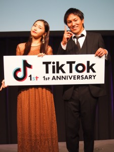 TikTokerの狩野英孝と佐野ひなこ