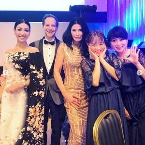 アンミカ夫妻、カイヤ、鈴木奈々、加藤綾菜さん（画像は『Mika Ahn　2018年10月14日付Instagram「“日本赤十字社”と“難民を助ける会”のためにデヴィ夫人が主催する【グランド インペリアル チャリティガラディナー2018へ】」』のスクリーンショット）