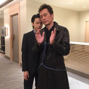 中村倫也と遠藤憲一（画像は『【土曜ドラマ公式】ドロ刑-警視庁捜査三課-　2018年10月15日付Instagram「ドロ刑1話のラスト!!ハラハラした煙鴉逮捕のシーン」』のスクリーンショット）