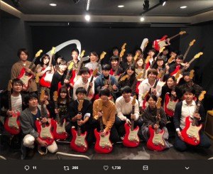 『SOUICHIRO YAMAUCHI STRATOCASTER 入魂式 2018』参加者が並ぶ姿は“分身の術”のよう（画像は『山内総一郎　2018年10月25日付Twitter「ストラトキャスター入魂式 終了しました!!」』のスクリーンショット）