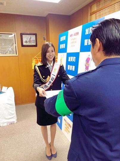 一日警察署長に任命された笹川友里アナ（画像は『笹川友里　2018年10月12日付Instagram「完全に着られてますが」』のスクリーンショット）