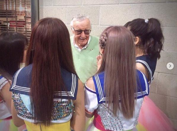 スタン・リーと会話する9nine（画像は『西脇彩華 Sayaka Nishiwaki（9nine）　2018年11月13日付Instagram「Thank you. We love Stan Lee.」』のスクリーンショット）