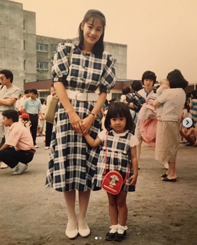 美人の母と幼少期の加藤綾子（画像は『加藤綾子　2018年11月10日付Instagram「先日母の還暦祝いをしました」』のスクリーンショット）