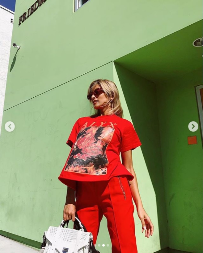 カズレーザーはこのTシャツに似せようと…（画像は『ROLA　2018年10月22日付Instagram「Woke up in the morning went to the farmers market.」』のスクリーンショット）