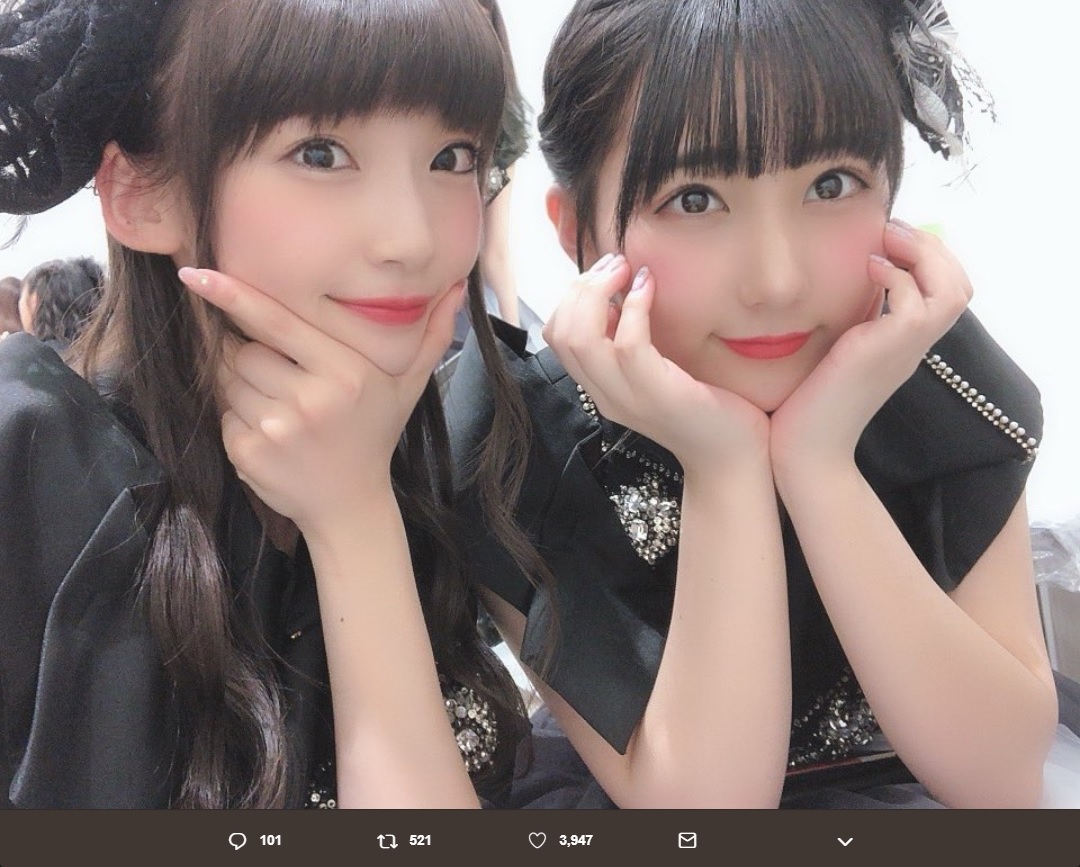 荻野由佳と田中美久（画像は『荻野由佳　2018年11月29日付Twitter「今日は北海道へ」』のスクリーンショット）