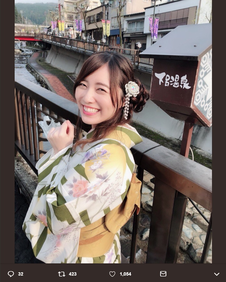 下呂温泉でロケを行う松井珠理奈（画像は『SKE48支配人 湯浅洋　2018年12月20日付Twitter「本日 ＃松井珠理奈 が前略、大徳さんのロケを行ってきました！」』のスクリーンショット）