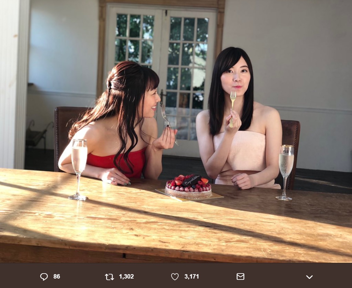 フルーツケーキとシャンパンを楽しむ須田亜香里と松井珠理奈（画像は『須田亜香里（SKE48）　 2018年12月12日付Twitter「実は今年の選抜総選挙で1位と2位をSKE48でいただいてから初の2人での雑誌掲載！」』のスクリーンショット）