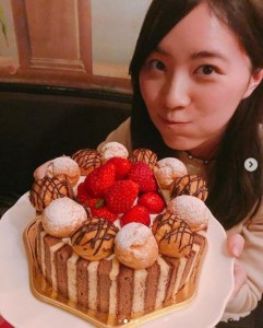 クリスマスケーキにテンションが上がる松井珠理奈（画像は『shinodamariko　2018年12月26日付Instagram「昨日は今年最後の ＃marikko クリスマス会」』のスクリーンショット）