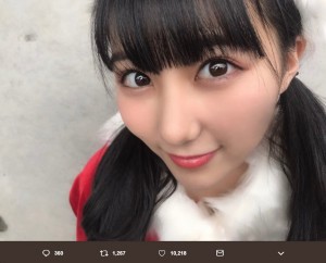 田中美久のアップに「目力の強いサンタさん」の声（画像は『田中美久　2018年12月23日付Twitter「みくりんサンタさんになったよ」』のスクリーンショット）